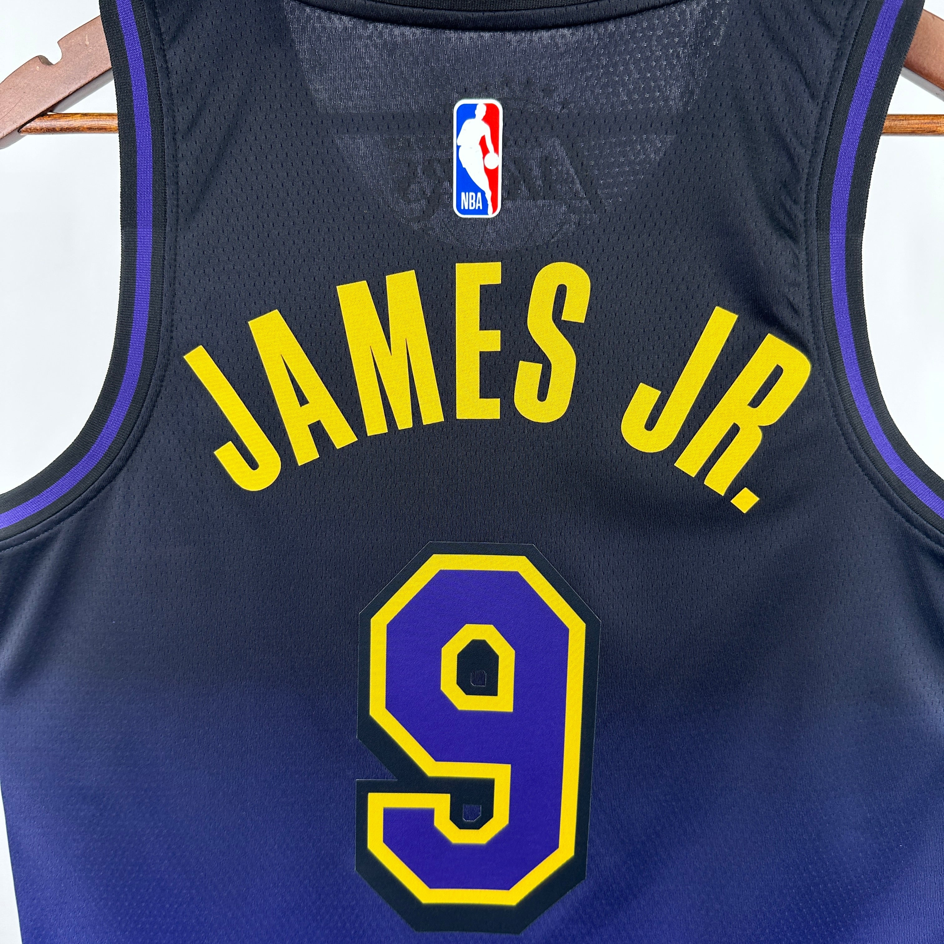 Camisa Regata NBA Swingman Nike Bronny James do Los Angeles Lakers unissex 2024/25 roxa - City Edition
