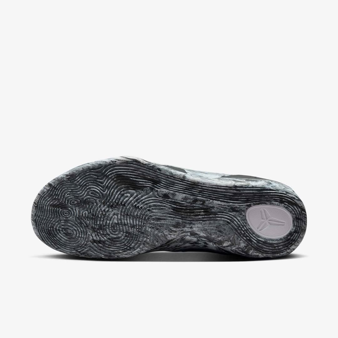 Tênis Kobe 9 Elite Low EM Protro "Black/Metallic Gold/Black"