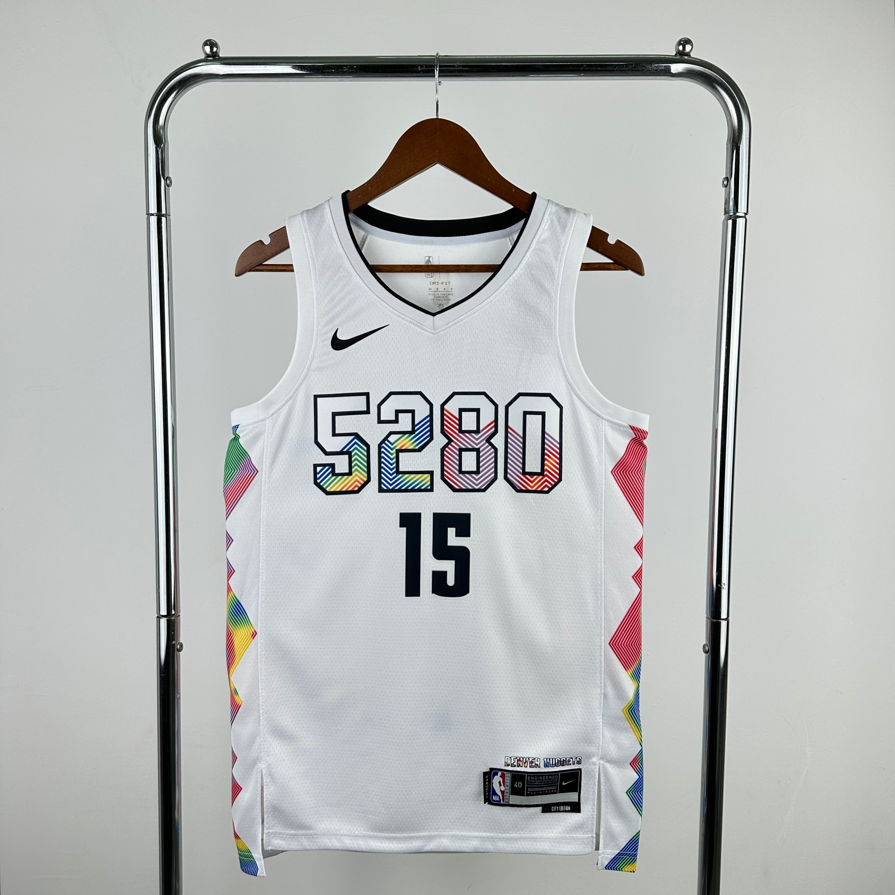 Camisa Regata NBA Unissex Camisa de jogador Swingman Nike Nikola Jokic Denver Nuggets 2024/25 - City Edition